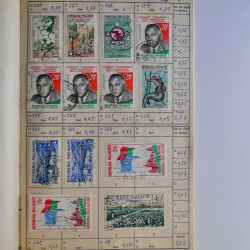 Vrac philatélique de timbres du monde en un carton.