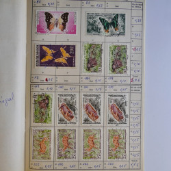 Vrac philatélique de timbres du monde en un carton.