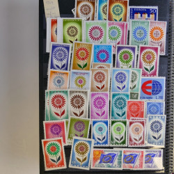 Vrac philatélique de timbres du monde en un carton.