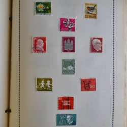 Vrac philatélique de timbres d'Allemagne et Suisse en un carton.