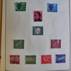 Vrac philatélique de timbres d'Allemagne et Suisse en un carton.