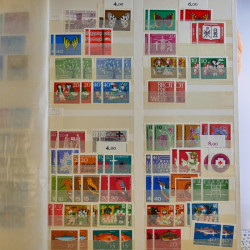Vrac philatélique de timbres d'Allemagne et Suisse en un carton.