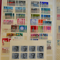 Vrac philatélique de timbres d'Allemagne et Suisse en un carton.