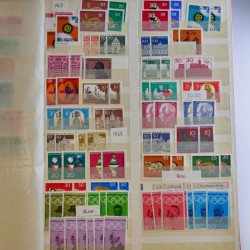 Vrac philatélique de timbres d'Allemagne et Suisse en un carton.