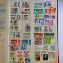 Vrac philatélique de timbres d'Allemagne et Suisse en un carton.