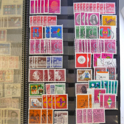 Vrac philatélique de timbres d'Allemagne et Suisse en un carton.