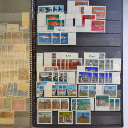 Vrac philatélique de timbres d'Allemagne et Suisse en un carton.