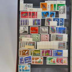 Vrac philatélique de timbres d'Allemagne et Suisse en un carton.