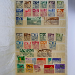 Vrac philatélique de timbres d'Allemagne et Suisse en un carton.