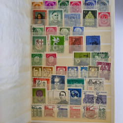 Vrac philatélique de timbres d'Allemagne et Suisse en un carton.