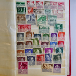 Vrac philatélique de timbres d'Allemagne et Suisse en un carton.