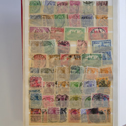 Vrac philatélique de timbres d'Allemagne et Suisse en un carton.