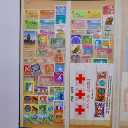 Lot de timbres et commémoratifs Antilles néerlandaises neufs et oblitérés.