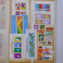 Lot de timbres et commémoratifs Antilles néerlandaises neufs et oblitérés.