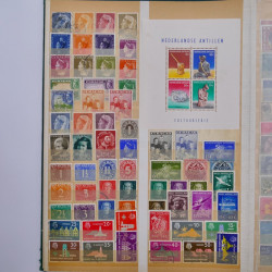 Lot de timbres et commémoratifs Antilles néerlandaises neufs et oblitérés.