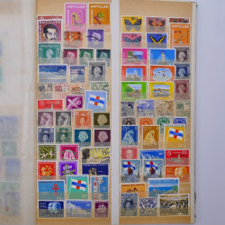 Lot de timbres et commémoratifs Antilles néerlandaises neufs et oblitérés.