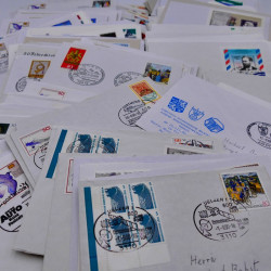 Vrac philatélique de timbres du monde en un carton.