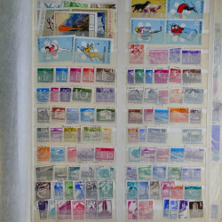 Vrac philatélique de timbres du monde en un carton.