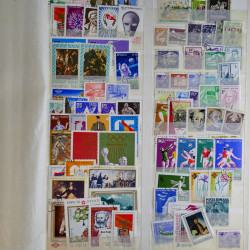Vrac philatélique de timbres du monde en un carton.