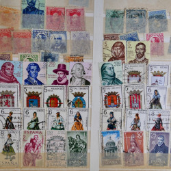 Vrac philatélique de timbres du monde en un carton.