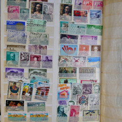 Vrac philatélique de timbres du monde en un carton.