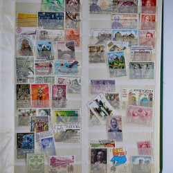 Vrac philatélique de timbres du monde en un carton.