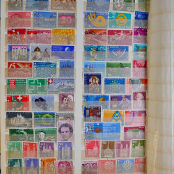 Vrac philatélique de timbres du monde en un carton.