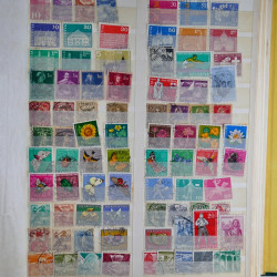 Vrac philatélique de timbres du monde en un carton.