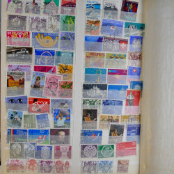 Vrac philatélique de timbres du monde en un carton.
