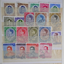 Vrac philatélique de timbres du monde en un carton.