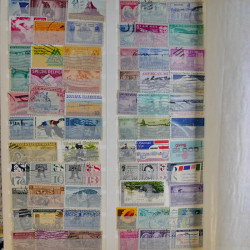 Vrac philatélique de timbres du monde en un carton.