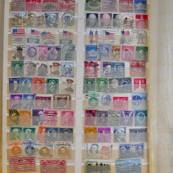 Vrac philatélique de timbres du monde en un carton.