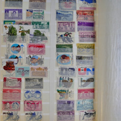 Vrac philatélique de timbres du monde en un carton.