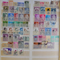 Vrac philatélique de timbres du monde en un carton.