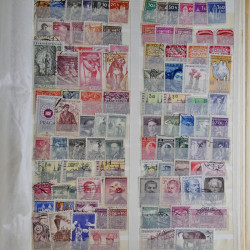 Vrac philatélique de timbres du monde en un carton.