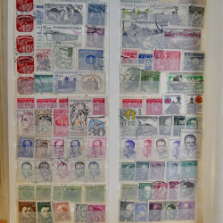 Vrac philatélique de timbres du monde en un carton.