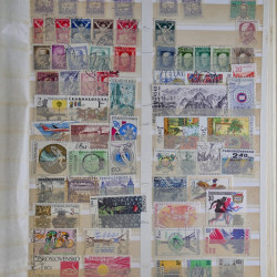 Vrac philatélique de timbres du monde en un carton.