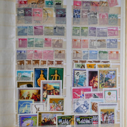 Vrac philatélique de timbres du monde en un carton.