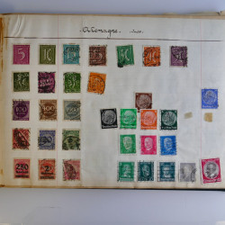 Vrac philatélique de timbres du monde en un carton.