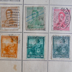 Vrac philatélique de timbres du monde en un carton.