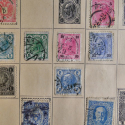Vrac philatélique de timbres du monde en un carton.