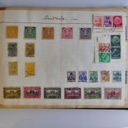 Vrac philatélique de timbres du monde en un carton.