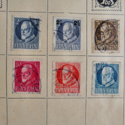 Vrac philatélique de timbres du monde en un carton.