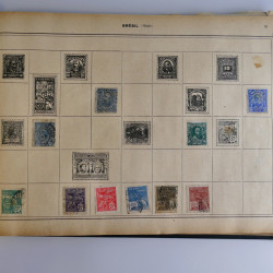 Vrac philatélique de timbres du monde en un carton.