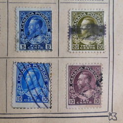 Vrac philatélique de timbres du monde en un carton.