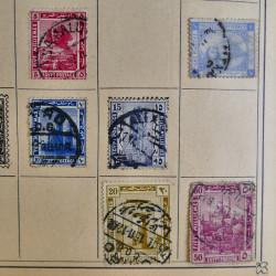 Vrac philatélique de timbres du monde en un carton.