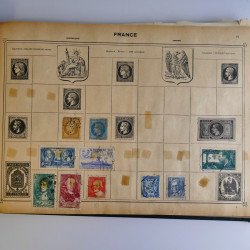 Vrac philatélique de timbres du monde en un carton.