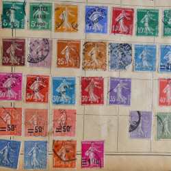 Vrac philatélique de timbres du monde en un carton.