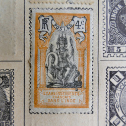 Vrac philatélique de timbres du monde en un carton.