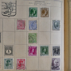 Vrac philatélique de timbres du monde en un carton.